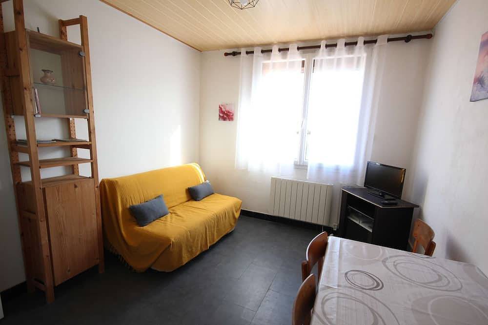 Entire apartment, Flat for 2 to 4 people, close to shops, at only 150 m from the sea in Portiragnes plage in Portiragnes Plage, Portiragnes