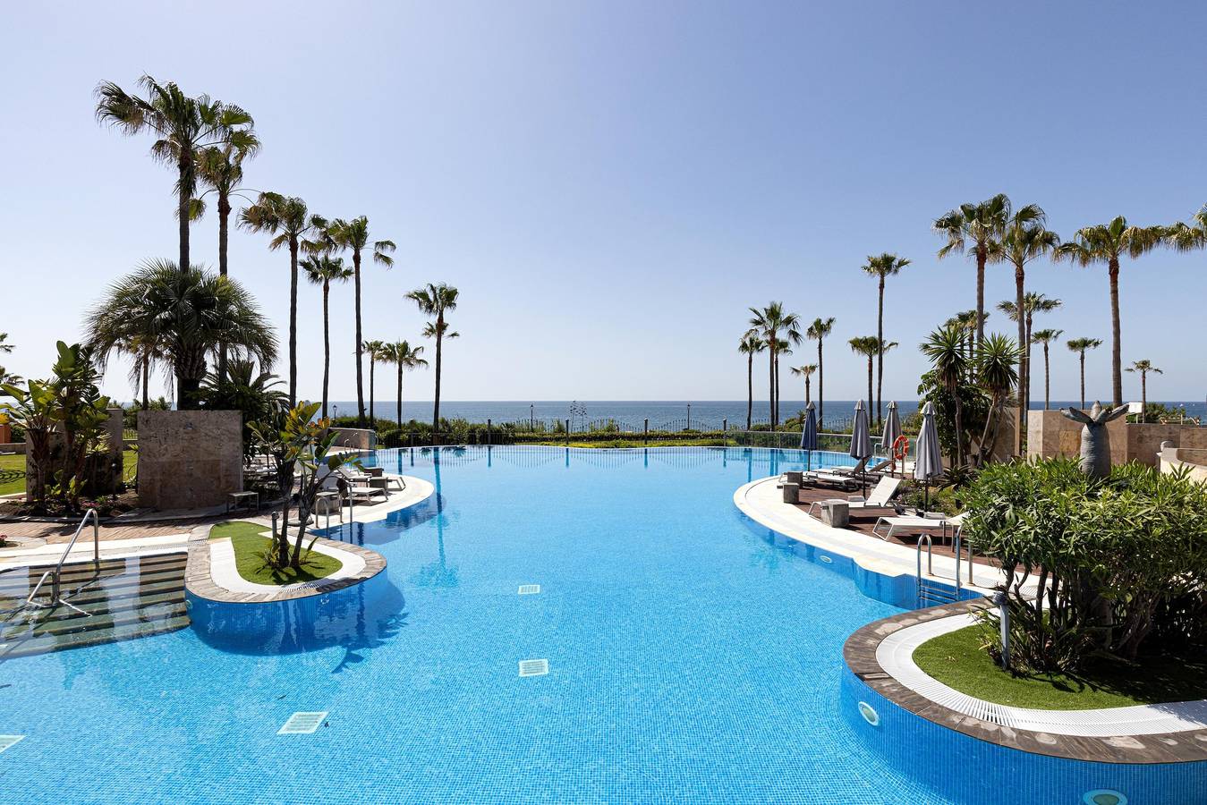 Exclusive, Pet-Friendly Frontline Beach Penthouse with Pool, Terrace & Wi-Fi in Reinoso, Estepona