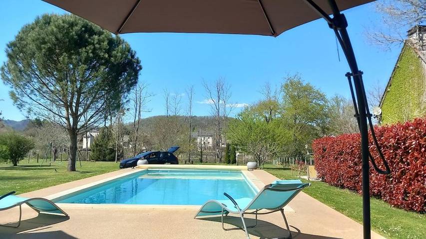 Location de vacances pour 8 personnes, avec piscine ainsi que vue et jardin à Argentat - 4
