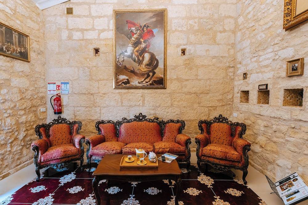 Suite Napoléon: Comfort, Bed 200x200, Heated pool Domaine De Pagnon Gironde in Saint-Gervais (Gironde), Blaye region