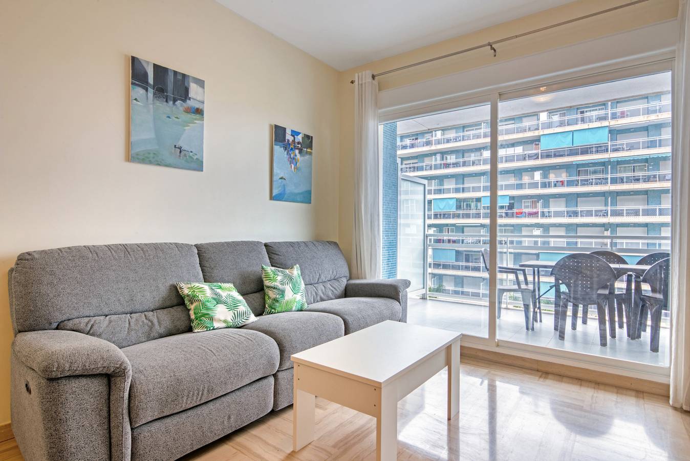 Entire apartment, Apartment 'Plg0195' with Shared Pool, Private Terrace and Air Conditioning in Playa de Gandía, Costa de Valencia