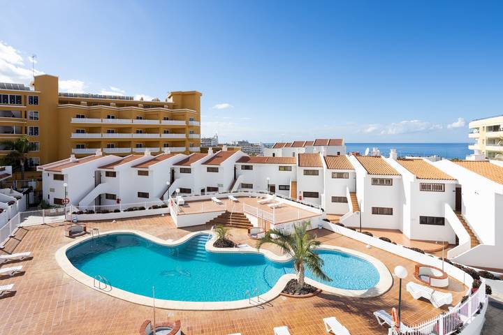Holiday rental for 3 people, with pool and terrace, child-friendly in Costa Adeje