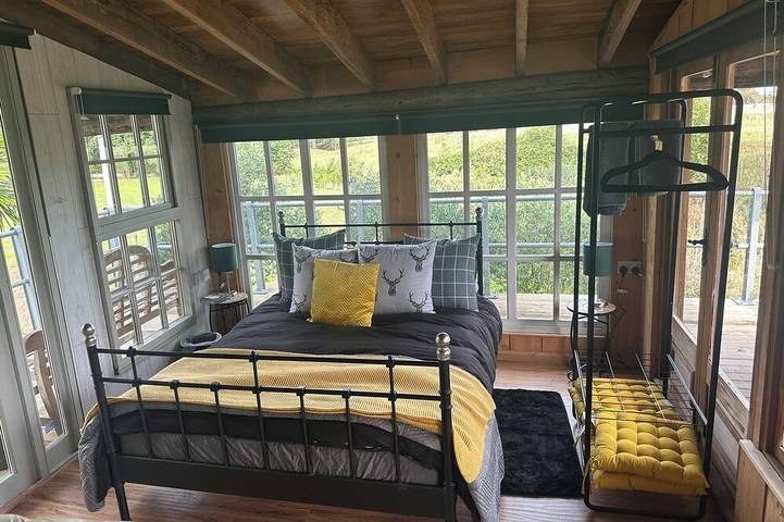 Riverside wood lodge in Weston, Newark hot tub Wifi wood stove pets parking in Weston (Nottinghamshire), Nottinghamshire