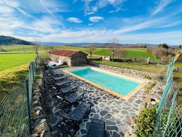 Gîte pour 26 personnes, avec jardin ainsi que vue et piscine, animaux acceptés à Saint-Privat-du-Dragon