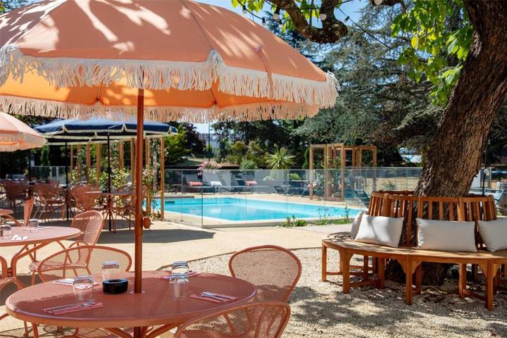 Hôtel pour 3 personnes, avec Terrasse ainsi que Jardin et Piscine à Andrézieux-Bouthéon