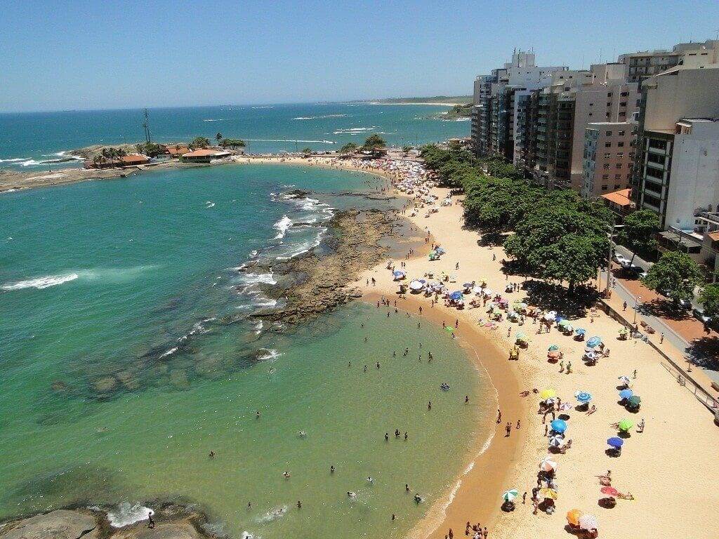 Ganze Wohnung, Martha Schwantz Luxuriöses, luftgekühltes Apartment mit 4 Schlafzimmern und 2 Garagen, 200 m vom Strand entfernt. in Guarapari, Região Metropolitana da Grande Vitória