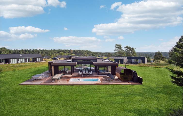 Ferienhaus für 12 Personen, mit Garten und Pool sowie Terrasse - 1