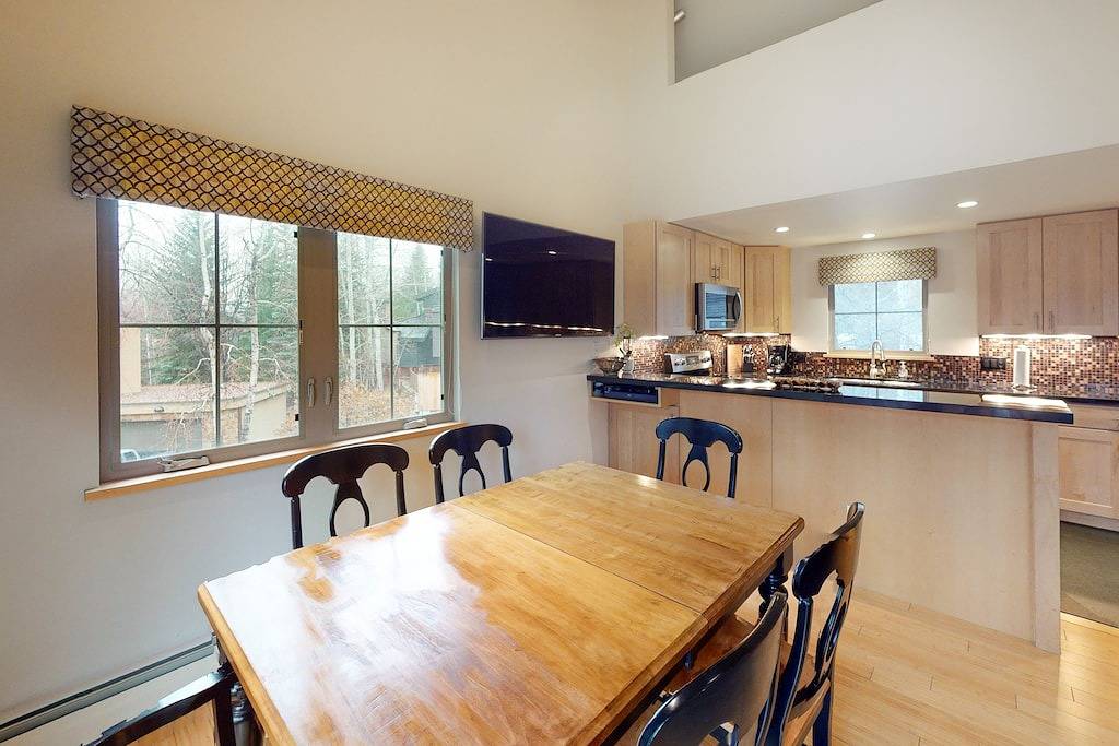 Ganze Wohnung, Attractive Condo 1 Mile From Ski Resort w/Deck, Mountain Views, Free Wifi, W/D in Aspen, Aspen Snowmass