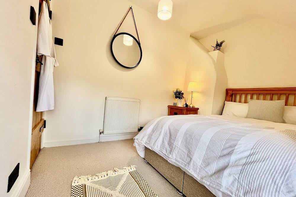 Beautiful Cotswolds cottage with private garden in Cirencester, Gloucestershire