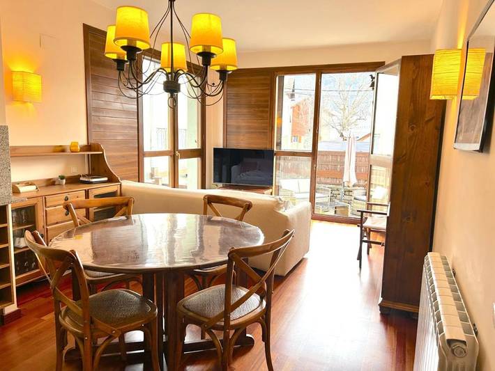 Casa rural para 4 personas, con vistas y jardín en Esterri de Aneu