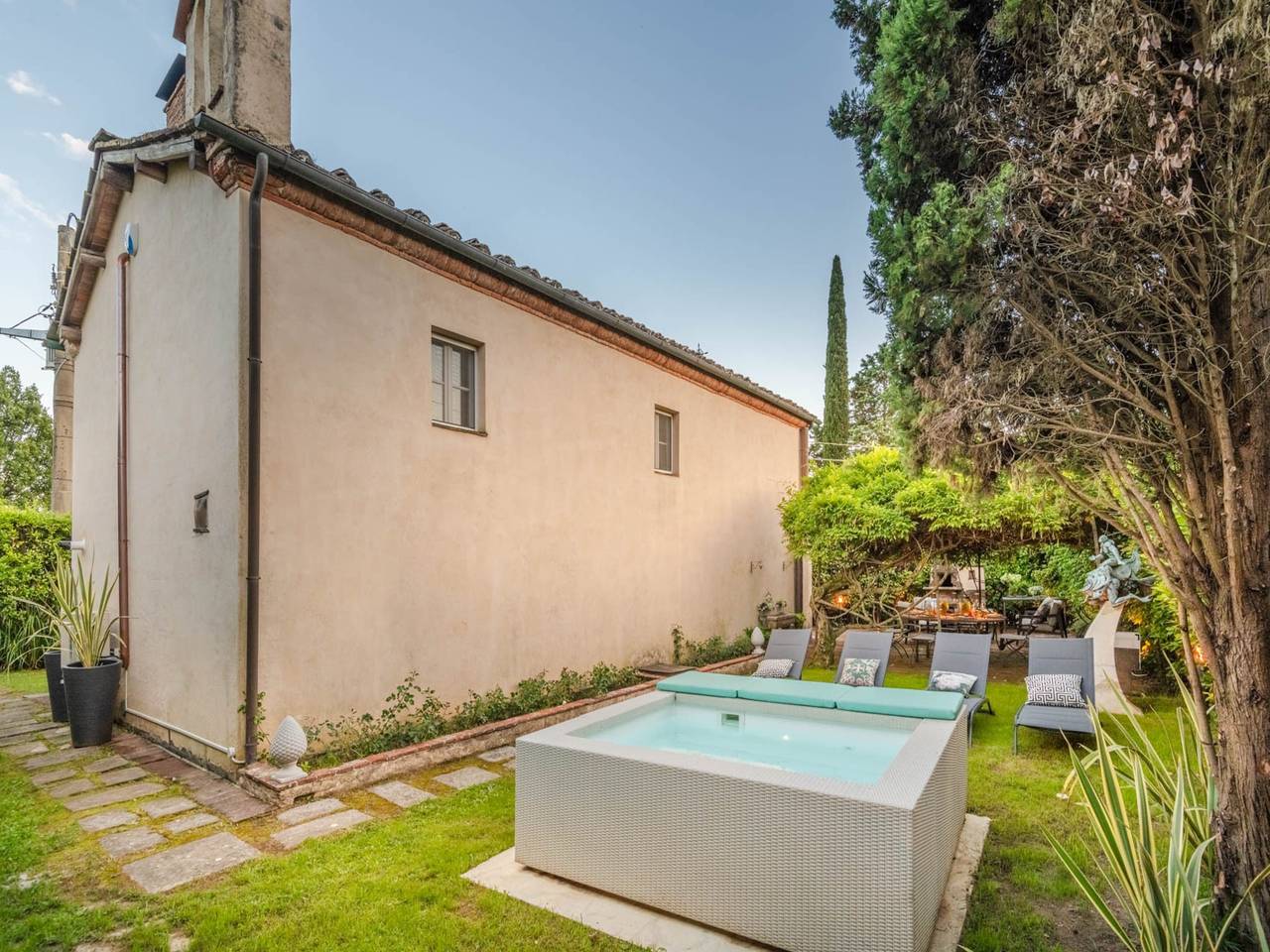 Casale a Lucca con giardino jacuzzi in Lucca, Colline Lucchesi