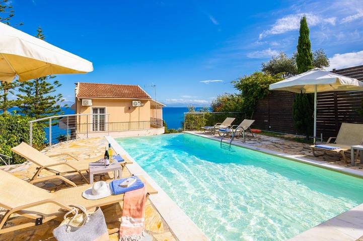 Location de vacances pour 6 personnes, avec vue sur l’océan ainsi que terrasse et jardin dans Benitses - 3