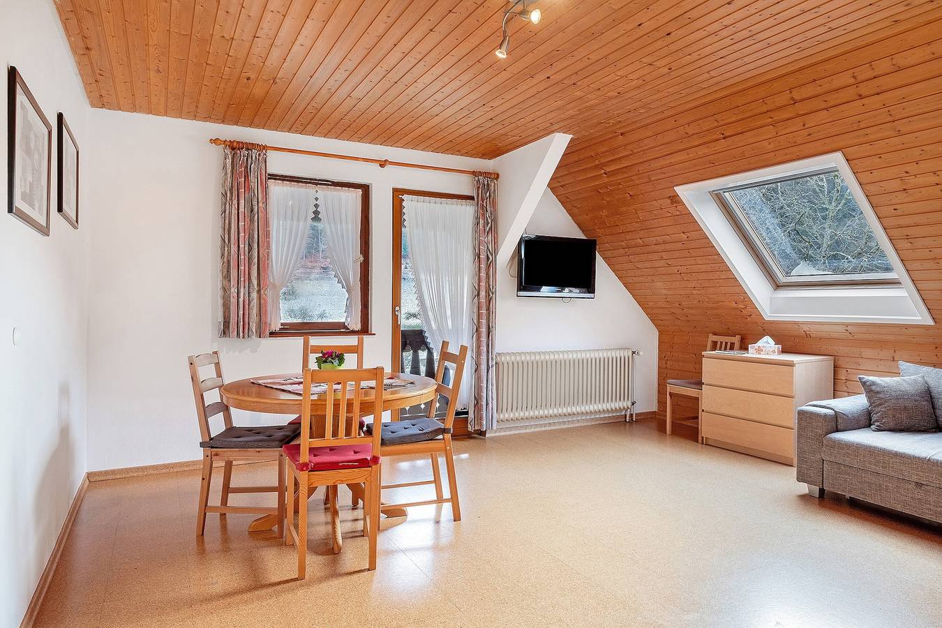 Ganze Wohnung, Ferienwohnung 'Elzblick' mit Gemeinschaftspool, Gemeinschaftsgarten und Wlan in Elzach, Mittlerer Schwarzwald