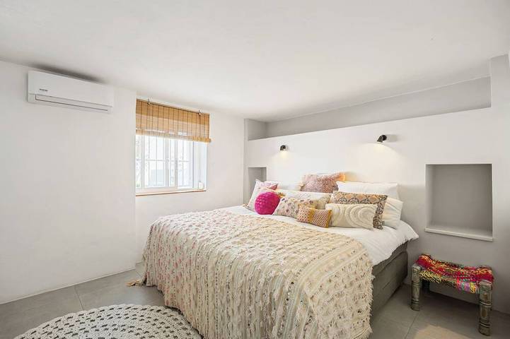 Luxury spacious detached villa with private pool, large terrace and 7 bedrooms! in Gata de Gorgos, Costa Blanca