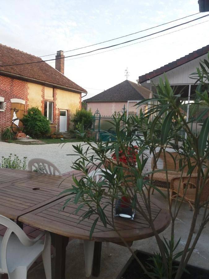 Location de vacances pour 2 personnes, avec Terrasse ainsi que Jardin et Vue à Villechétif - 2