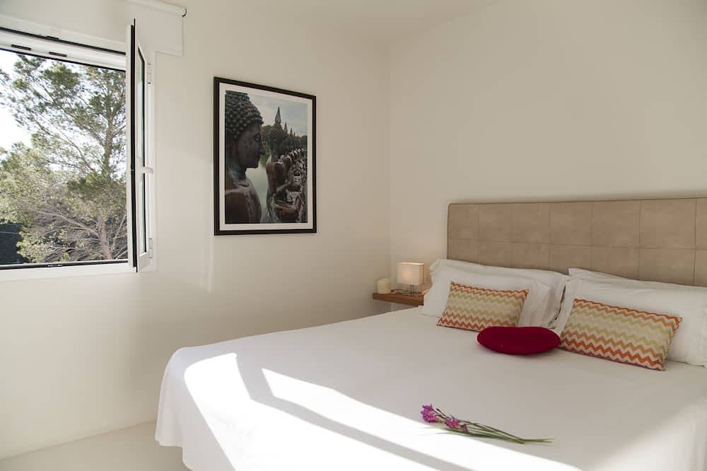 Entire apartment, Elegant, vistamar, sunset, beach walk . in Cala d'Hort, Sant Josep de sa Talaia