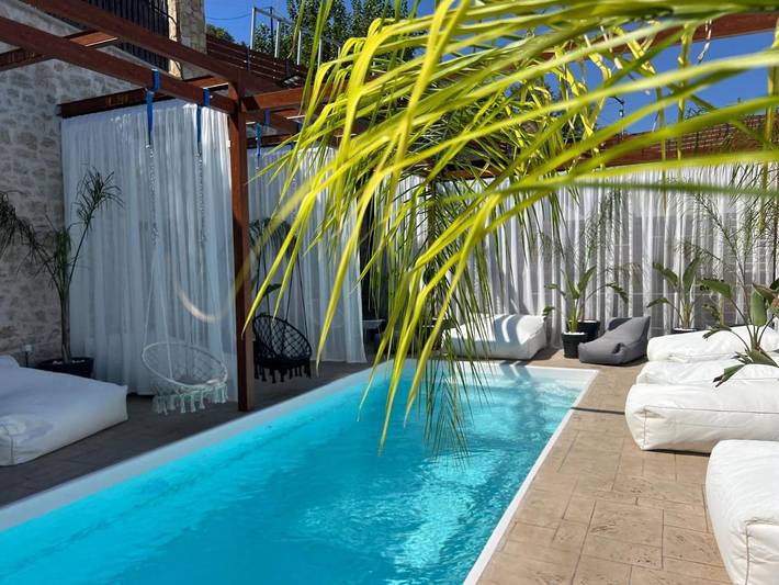 Maison d’hôte pour 5 personnes, avec Balcon et Terrasse ainsi que Jardin et Piscine à Réthymnon