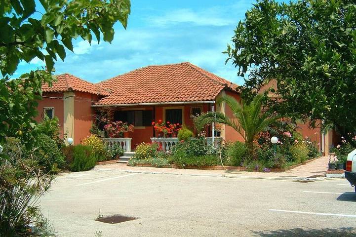 Holiday rental for 5 people, with garden and pool as well as terrace in Kavos