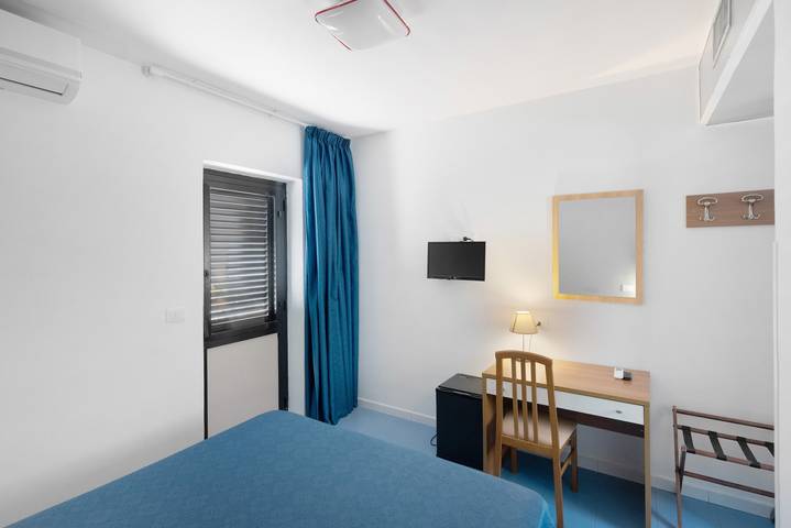 Marina Living Rooms – Economy Double Room with Shared Pool, Wi-Fi & Air Conditioning in Capaccio, Cilento Coast