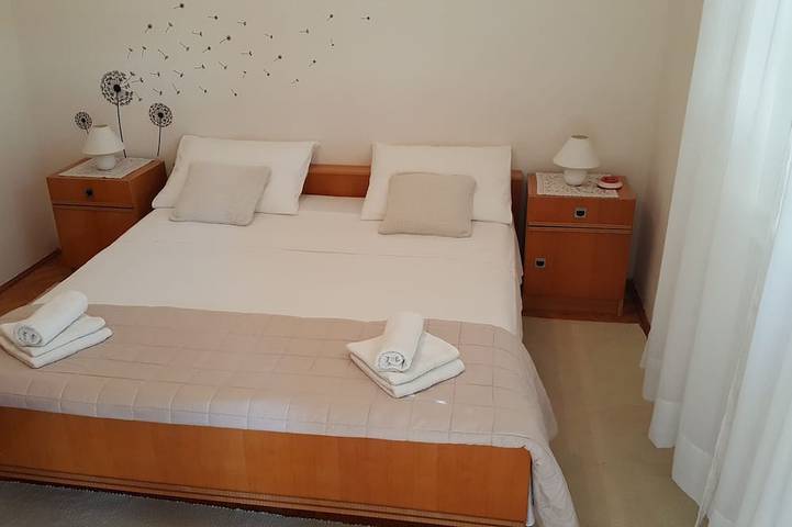 Ganze Wohnung, 2-Zimmer-Ferienwohnung mit Terrasse und Meerblick Posedarje, Novigrad in Novigradsko More, Zadar