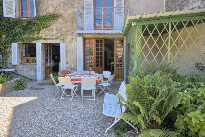 Gîte pour 8 personnes, avec terrasse et jardin
