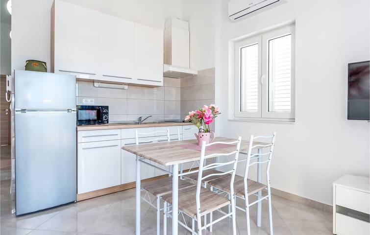 Ganze Ferienwohnung, Coastal Escape: Apartment mit Meerblick, WLAN, Parkplatz und Terrasse in Srima, Šibenik-Knin