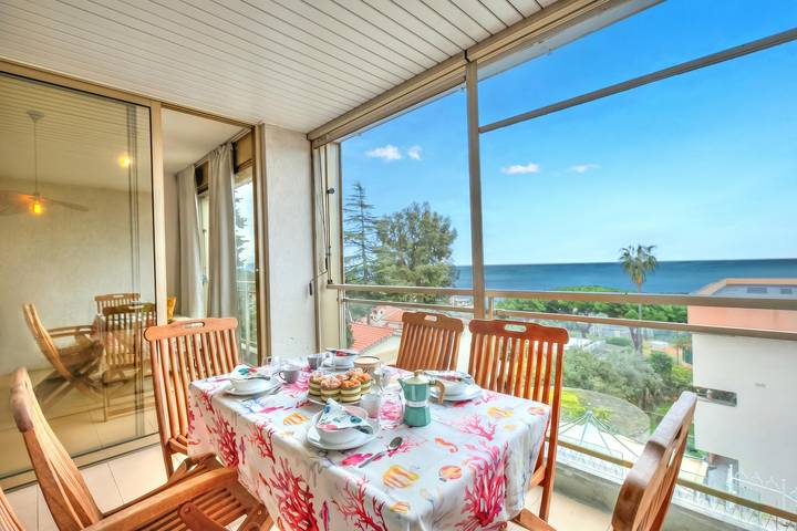 Vakantieappartement voor 4 personen, with Uitzicht op zee and Terras as well as Kinderzwembad and Zwembad in San Remo