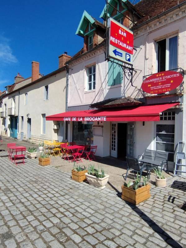 La café de la brocante in Châtel-de-Neuvre, Allier