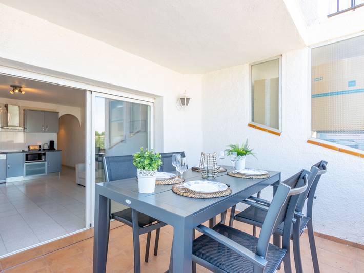 Appartement de vacances pour 4 personnes, avec vue sur le lac et bassin pour enfant ainsi que jardin et balcon, animaux acceptés à Empuriabrava