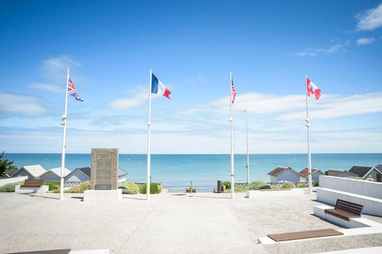 Ganze Wohnung, One-Bedroom Apartment with Terrace sea front in Luc-sur-Mer, Caen und Umgebung