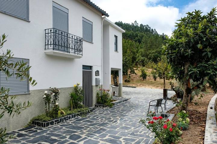Gîte pour 2 personnes, avec Terrasse ainsi que Jardin et Vue dans Góis