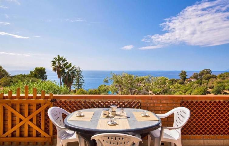 Ferienhaus für 4 Personen, mit Balkon und Terrasse sowie Ausblick in Joppolo