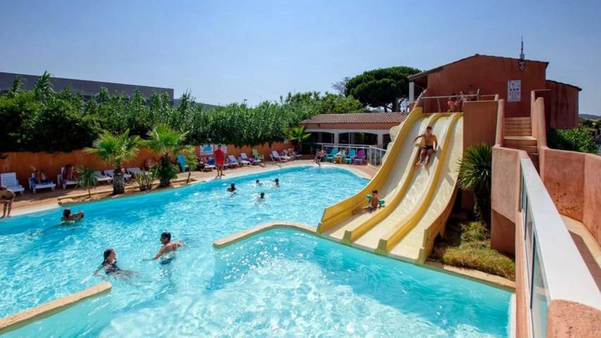 Camping pour 8 personnes, avec piscine ainsi que terrasse et bassin pour enfant, animaux acceptés à Bormes-les-Mimosas