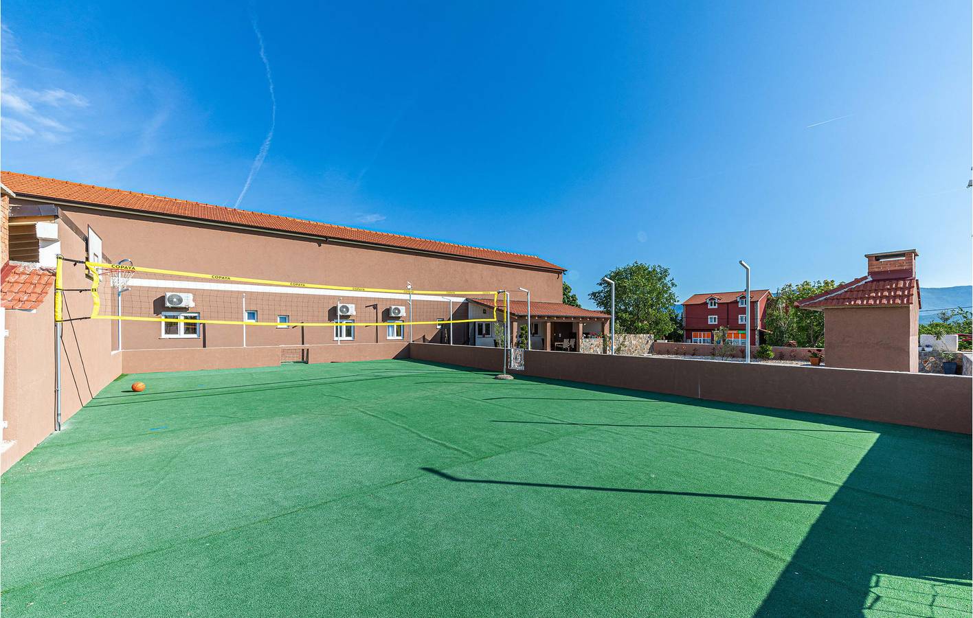 Geräumige 2-Zimmer-Wohnung mit Pool, WLAN und Parkplatz in Dalmatinisches Zagora