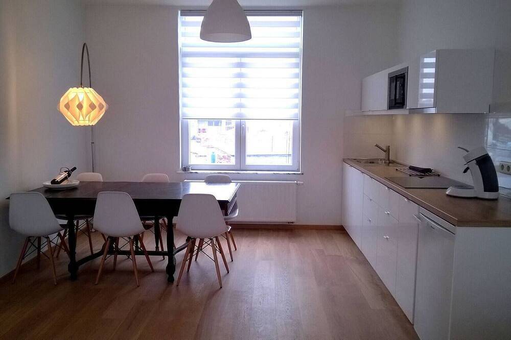 Entire apartment, Almost White, Near Train, Metro in Anderlecht, Flanders