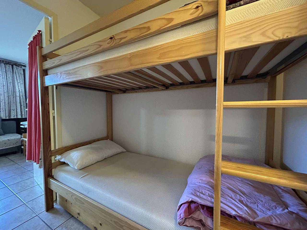 Appartement entier, Appartement Montgenèvre 6 pers, skis aux pieds, animaux acceptés, parking in Montgenèvre, Région de Briançon