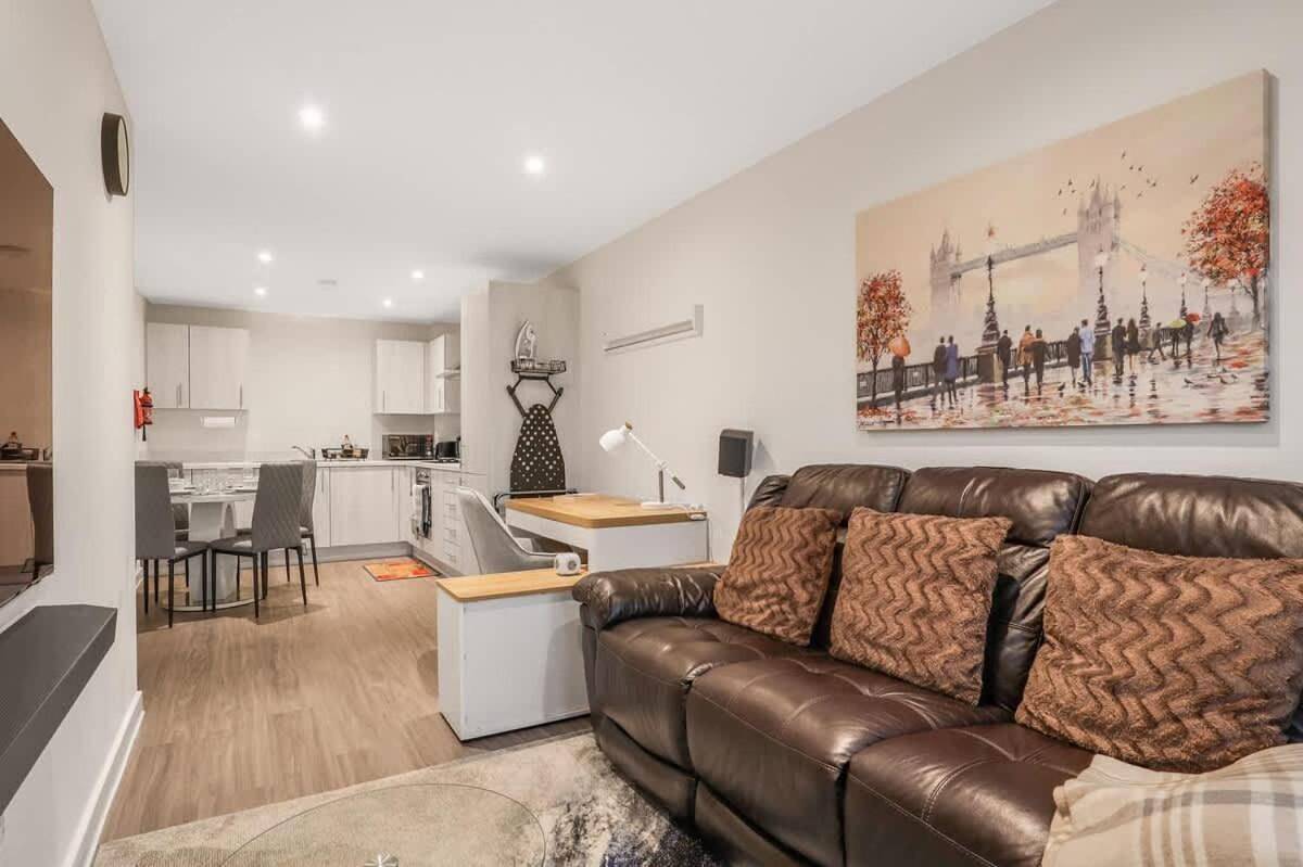 Entire apartment, Two-Bedroom Apartment in Coventry, Birmingham Area