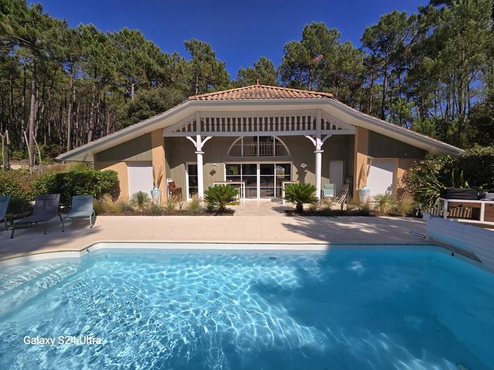Location de vacances pour 10 personnes, avec piscine ainsi que jardin et terrasse dans Golf de la Méjanne