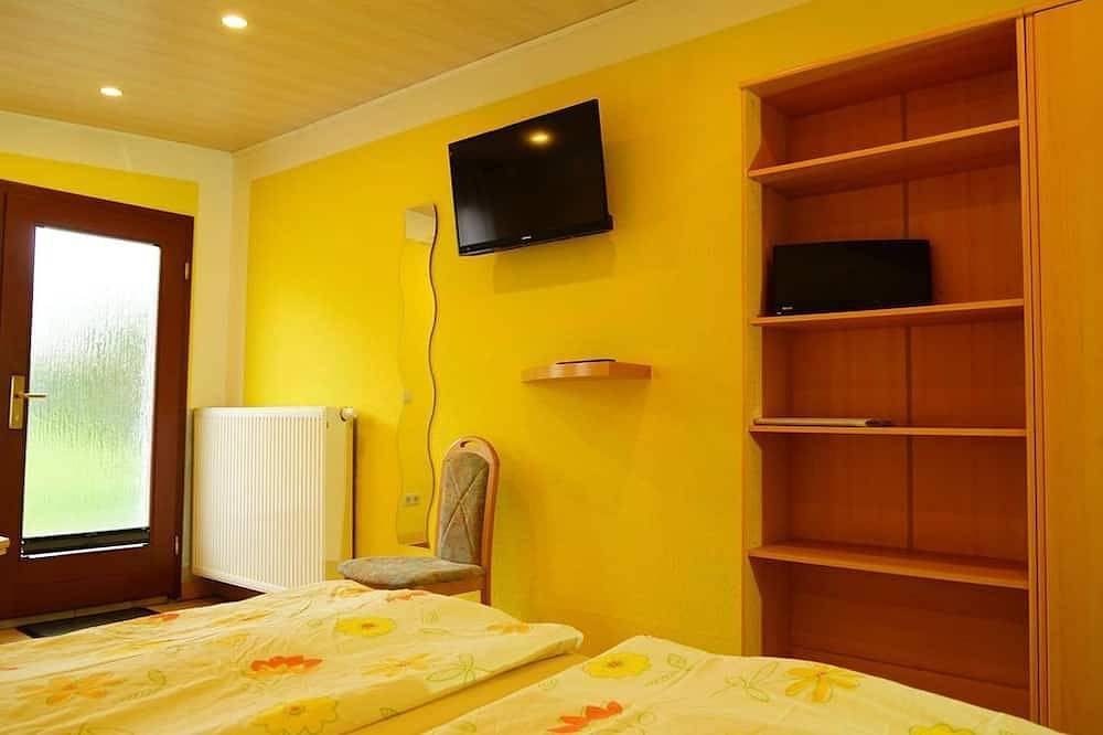 Doppelzimmer, Dusche, Wc - Pension Nr. 13 in Pirna, Elbsandsteingebirge