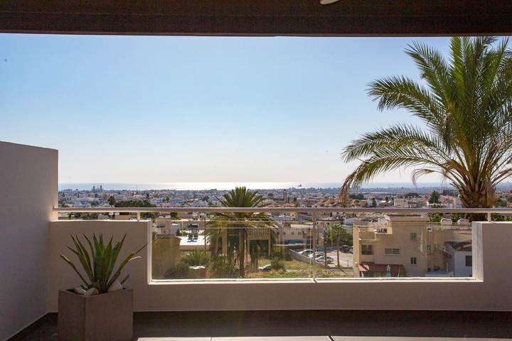 Gîte pour 6 personnes, avec balcon ainsi que piscine et vue, adapté aux familles dans Oróklini - 2