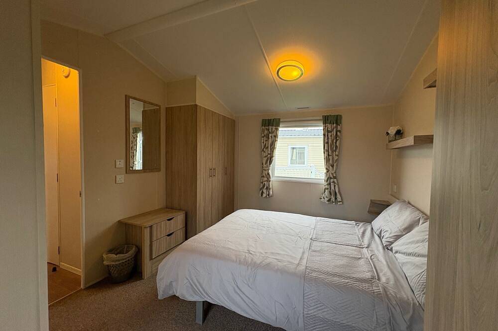 Prime lakeside caravan at Haven Golden Sands in Mablethorpe, Lincolnshire