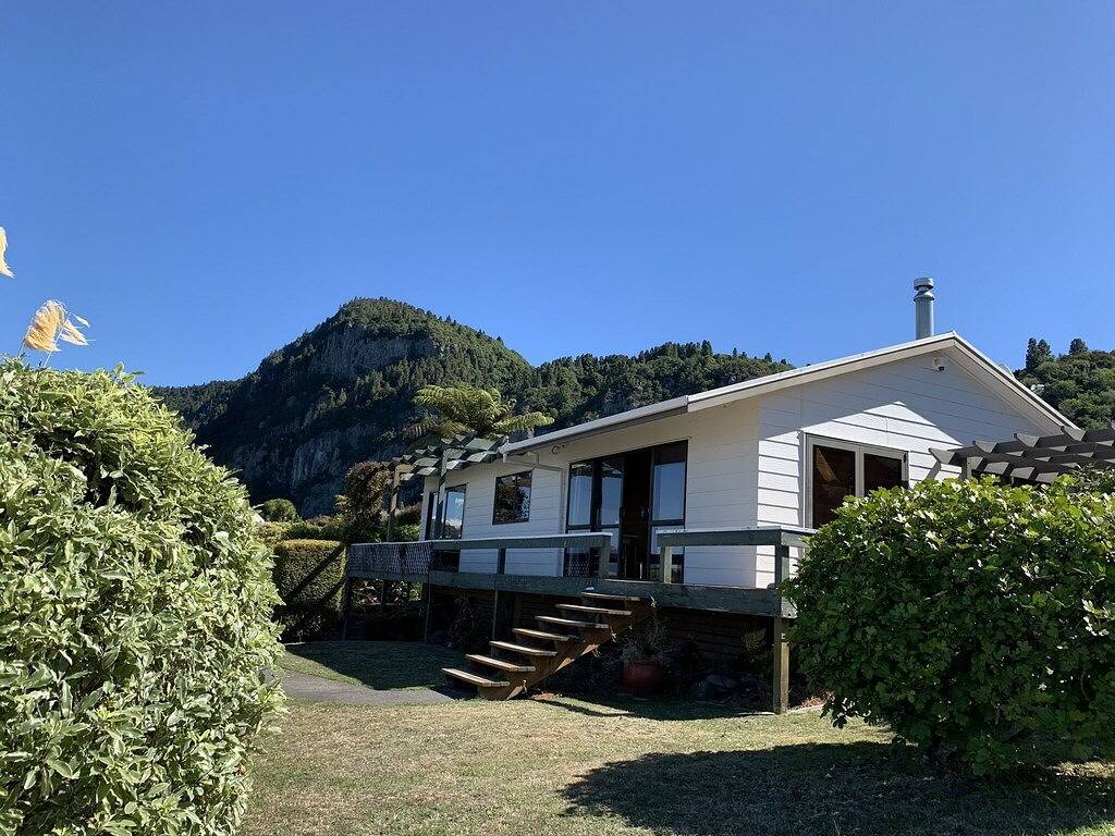 Linga-Longa Lakeside Retreat in Taupo District
