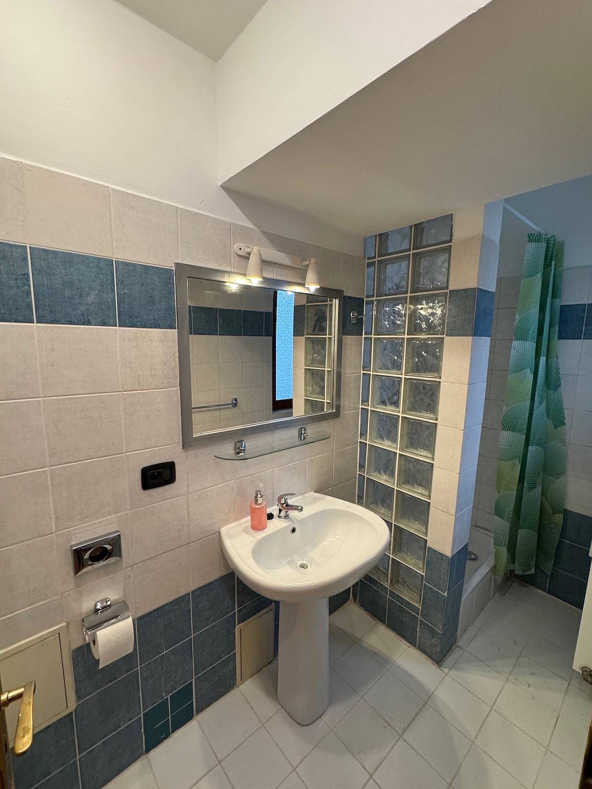 Entire holiday apartment, Studio - Sleeps 2 -Smoking on balcony - Pets -Wifi in Prague, Central Bohemia