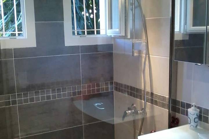 Appartement entier, Appartement 75 m2 environ avec grande terrasse et jardin fleuri, proximité plage in Antibes, Côte méditerranéenne (France)