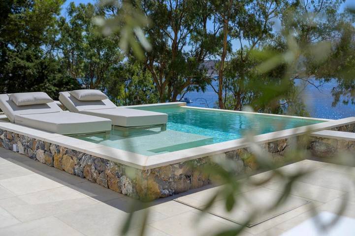 Villa voor 6 personen, with Balkon and Terras as well as Tuin and Uitzicht op het meer in Leros