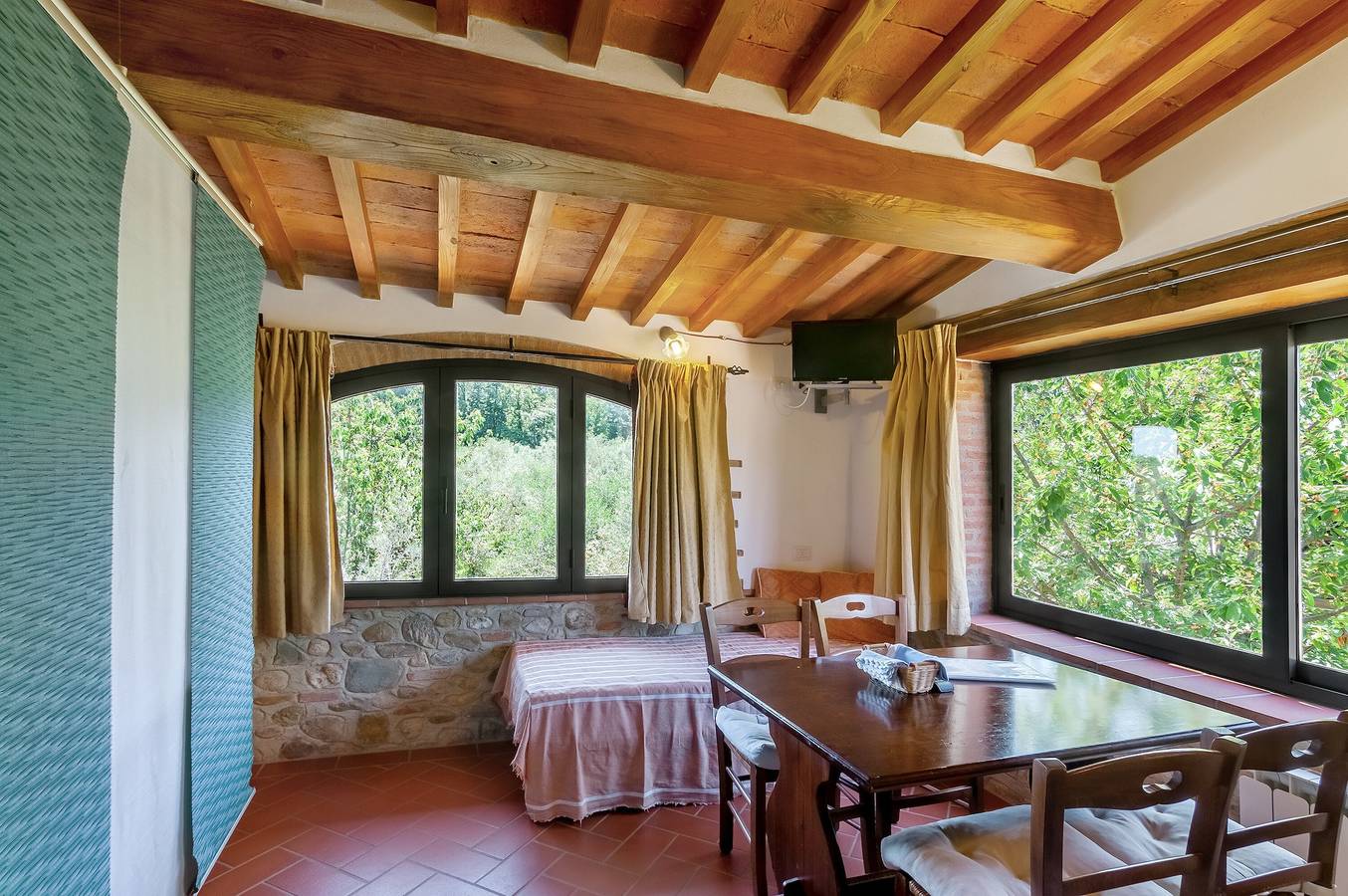 Appartamento intero, Podere Papèra - Appartamento 'Cavallo Flat' con vista sulle montagne, Wi-Fi e aria condizionata in Mercatale, Chianti
