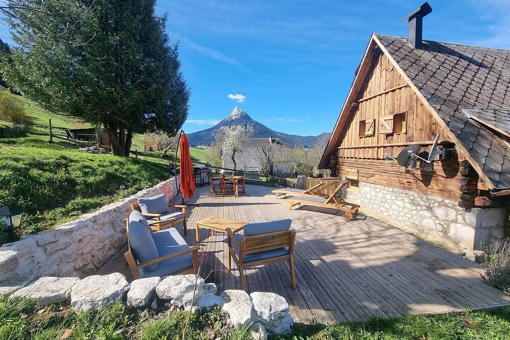 Atypical house for 2 with private jacuzzi in Saint-Pierre-de-Chartreuse, Isère