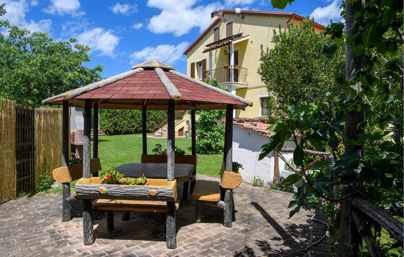Casa vacanza per 13 persone con piscina in Montefalcone Appennino, Provincia di Fermo