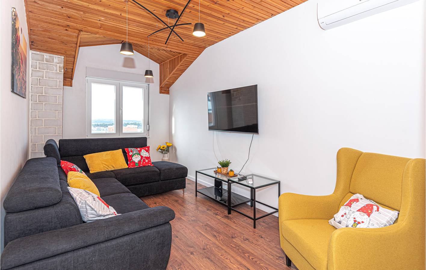 Geräumige 150 m² große Wohnung mit Pool, Terrasse und 1,5 km Entfernung zum Strand in Brodarica, Šibenik-Knin