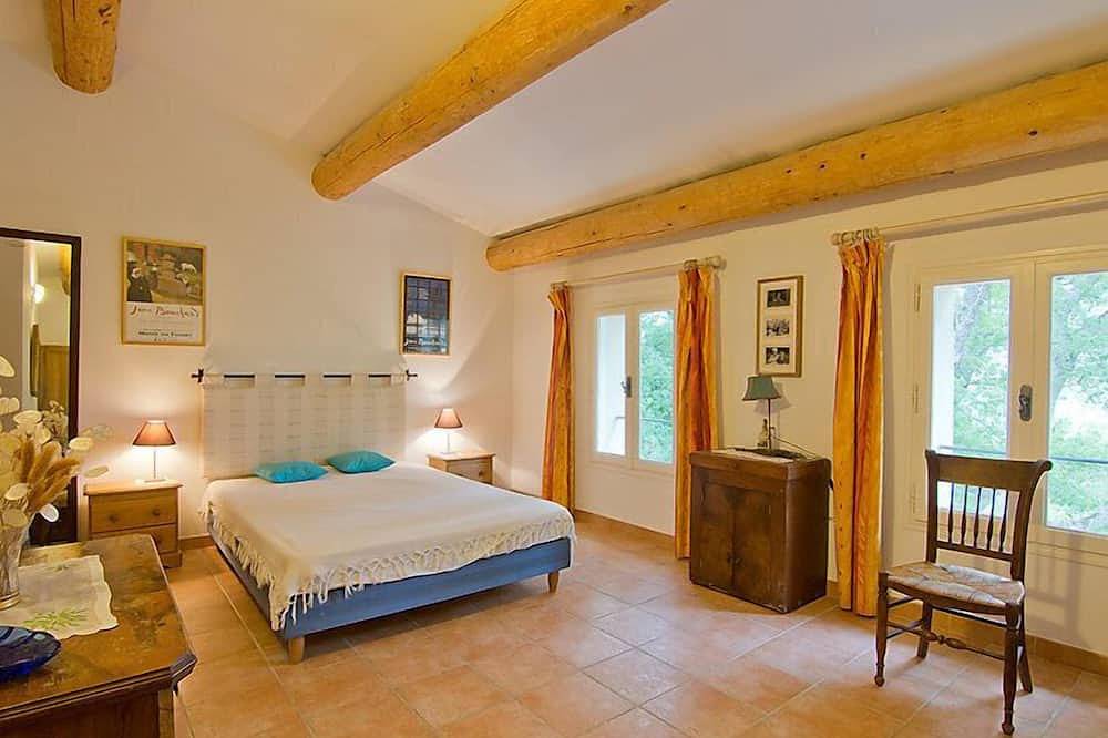 Les Cotes in Saint-Martin-de-Castillon, Parc naturel régional du Luberon